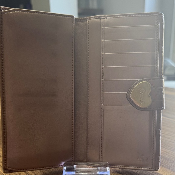 Gucci Tan Wallet with Heart Clasp - Picture 5 of 16